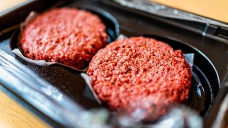 Ordenan la retirada inmediata de estas hamburguesas del 'súper' en España y piden que no se consuman