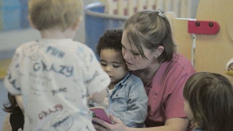 « Razzia sur les bébés » : comment les crèches sont devenues des machines à cash