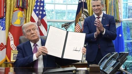 Trump firma la orden ejecutiva que renombra al Pentágono como Departamento de Guerra: "Es un mensaje de victoria"