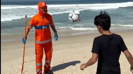 Besondere Aktion am Strand von Rio - Erkennen Sie diese Bundesliga-Legende?