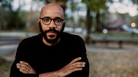 Clint Smith: “La educación en EE.UU. promueve la grandeza y evita temas incómodos como la esclavitud”