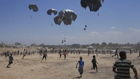Muere un hombre en Gaza tras caer de golpe la ayuda humanitaria por un fallo en un paracaídas, según Hamás
