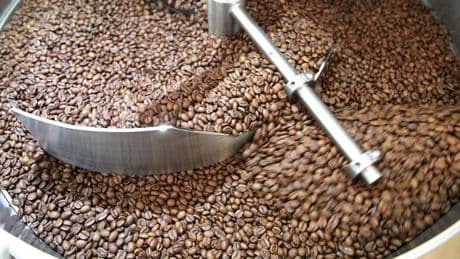 Café : « Les aléas climatiques qui s’enchaînent et la spéculation sont à l’origine de la flambée des prix »