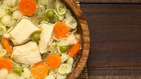 Studie zu beliebtem Hausmittel: Hilft Hühnersuppe wirklich bei Erkältungen?