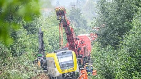 Entgleister Regionalexpress: Experten begutachten Strecke nach Zugunglück