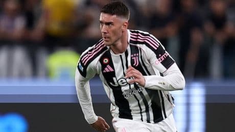 <p>Vlahovic, tormenti d'oro: il lento addio Juve, le offerte non all'altezza e i nuovi bonus</p>