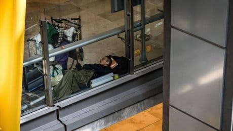 Aena limitará el acceso en Barajas para evitar la entrada de los sintecho