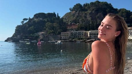 World’s most glamorous cricket commentator and daughter of sport legend stuns in bikini on sun-soaked holiday