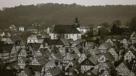 Kreis Siegen-Wittgenstein: Mann auf Baustelle mit brennbarer Flüssigkeit besprüht