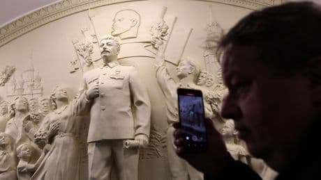 Una nueva estatua de Stalin en el metro de Moscú genera debate