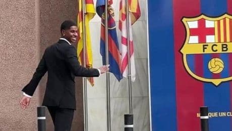 Rashford llega con una gran sonrisa a la firma de contrato en las oficinas del Camp Nou