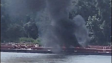 Un helicóptero choca contra unos cables eléctricos y se estrella con una barcaza en el río Misisipi: hay dos muertos