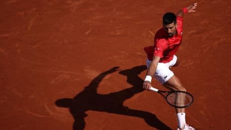 Novak Djokovic, centenaire à Roland-Garros, continue d’avancer à l’ombre des favoris