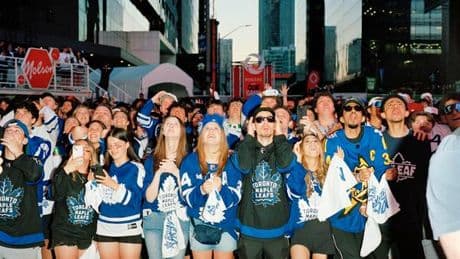Le hockey sur glace, ciment de l’identité canadienne : « On est tellement immergé dans le jeu depuis l’enfance qu’on ne sait même pas ce qu’on aime dans ce sport. C’est juste une part de qui on est »