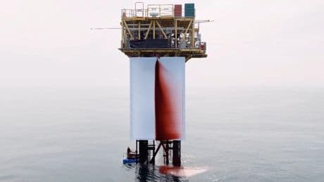 Greenpeace se sube a una plataforma gasística de Shell e instala una obra de Anish Kapoor