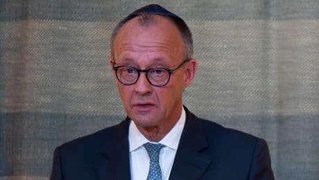 Es hat mit seiner Familie zu tun - Die Geschichte hinter den Merz-Tränen