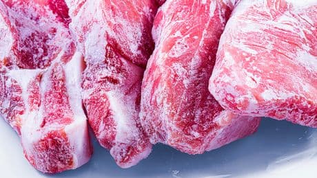 Keimfreiheit garantiert: So tauen Sie Fleisch korrekt auf