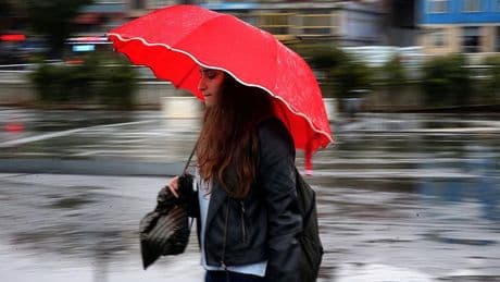 Meteoroloji yeni raporu yayımladı! Sıcaklıklar düşüyor, kuvvetli sağanak yağış geliyor