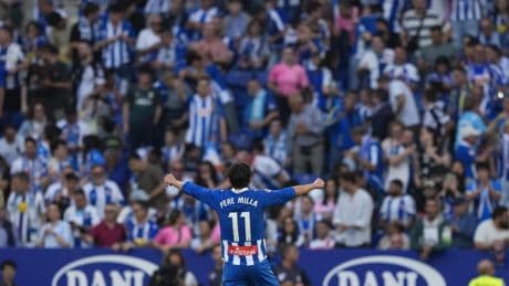 El éxtasis por la salvación del Espanyol desemboca en una invasión de campo
