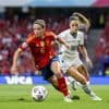 Stervoetballer Aitana Bonmatí is met haar spelinzicht en hoog­standjes het Spaanse idool
