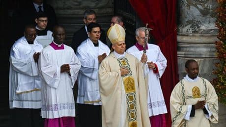 León XIV denuncia "el miedo a lo diferente" y "el paradigma económico" que margina, en su misa de inicio de pontificado