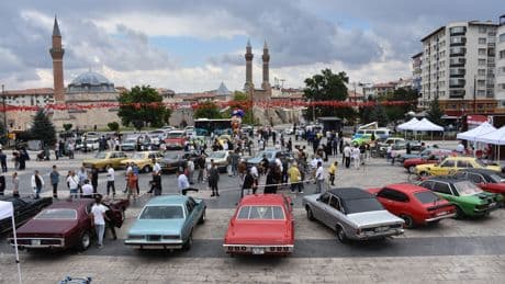 Klasik otomobil meraklıları Sivas'taki fuarda buluştu