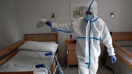 Un juez imputa por primera vez a altos cargos de Ayuso por las muertes en residencias durante la pandemia