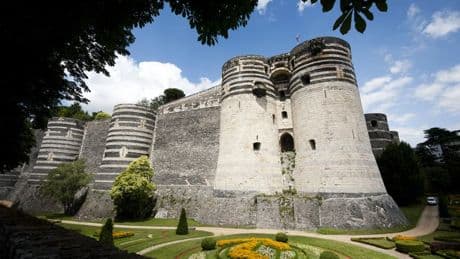 Angers: une sexagénaire meurt après avoir chuté dans les douves du château, une enquête ouverte