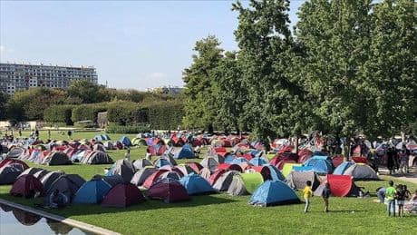 Paris'te evsizlerden belediye binası önünde eylem