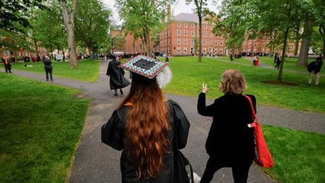 Harvard conteste en justice l'interdiction par Trump des étudiants étrangers