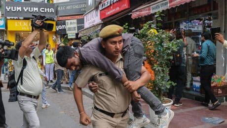 Donkere straten, loeiende sirenes en schuilen onder de bureau’s: India oefent voor oorlog, met een opvallende timing