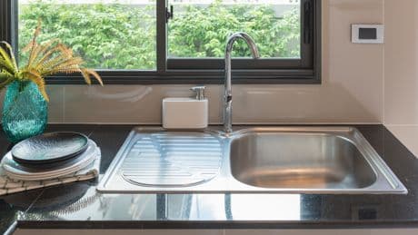 Simpler Trick: Warum Sie vor der Abreise ein Glas auf die Spüle stellen sollten