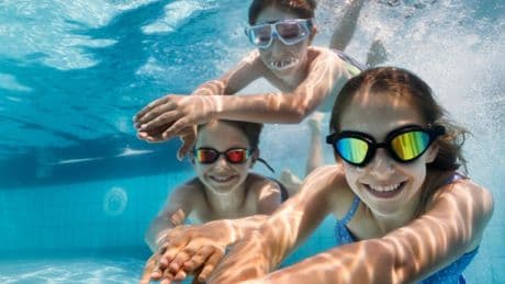 Las mejores gafas de natación para toda la familia que se adaptan al rostro y son muy cómodas