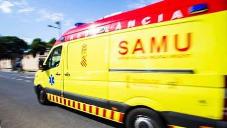 Dos bebés y tres adultos heridos al chocar dos coches en Dolores (Alicante)