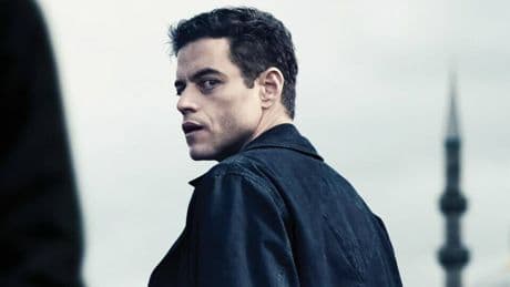 Pasó desapercibido en cines, pero Disney+ acaba de estrenar este apasionante thriller con Rami Malek: "A la altura de Bourne"