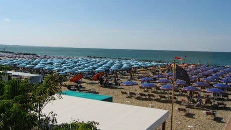 Italie: un adolescent meurt asphyxié dans un trou qu'il avait creusé à la plage