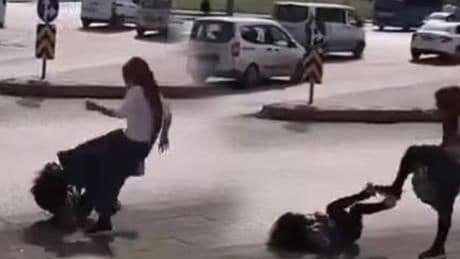 Yer: Gaziantep! İki kadın birbirine girdi