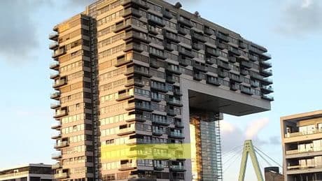 Wohnungstür in Köln aufgesprengt - SEK stürmt Wohnung von Podolski-Nachbar