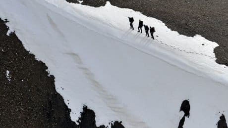 "Impossible d'y accéder": une alpiniste bloquée depuis 11 jours à 7.000m d'altitude au Kirghizstan, les recherches suspendues