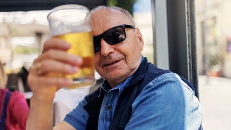 Bier trinken ab 60: Was die Leber verträgt