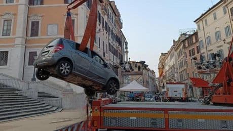Un octogenario queda atrapado en la plaza de España al tratar de bajar las escaleras con su coche