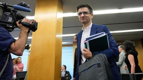 El presidente de RTVE entra al choque con PP y Vox entre críticas de manipulación por el 'caso Koldo'