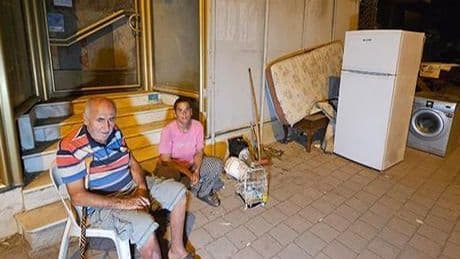 Tuttukları evden 3 gün sonra çıkardılar! Aile 3 gündür sokakta yaşıyor