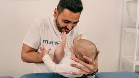 Fran Díaz, pediatra: “Si eres de los que deja que su bebé use pantallas antes de los 2 años, debes saber que eso puede hacer que acabe teniendo problemas de adicciones en un futuro”
