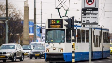 Waarom blijft Amsterdam, met ’kansgelijkheid als hét speerpunt’, vasthouden aan milieuzones terwijl Parijs ze wel afschaft?