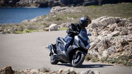 Prueba Kymco Super Dink GT 350: el megascooter pródigo regresa con más dinamismo y mejor precio
