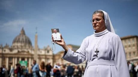 Livestream zum Tod von Papst Franziskus: Trauernde versammeln sich am Petersplatz