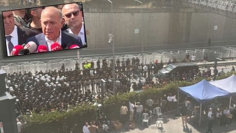 Kayyum Gürsel Tekin polis zoruyla il binasına giriyor: Polis barikatı kuruldu, biber gazıyla müdahale