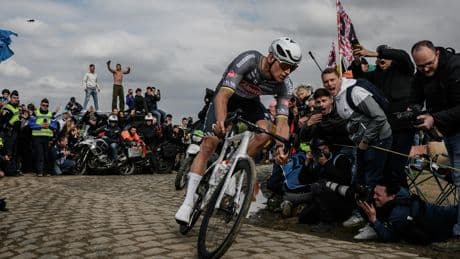 «Restez chez vous p...» : le monde du cyclisme scandalisé après le jet de bidon sur van der Poel, un homme s’est rendu à la police