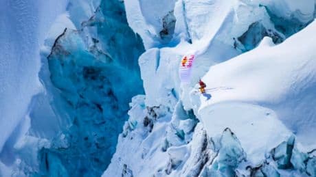 Vola sopra la valanga e si salva, il gesto estremo sul Monte Bianco